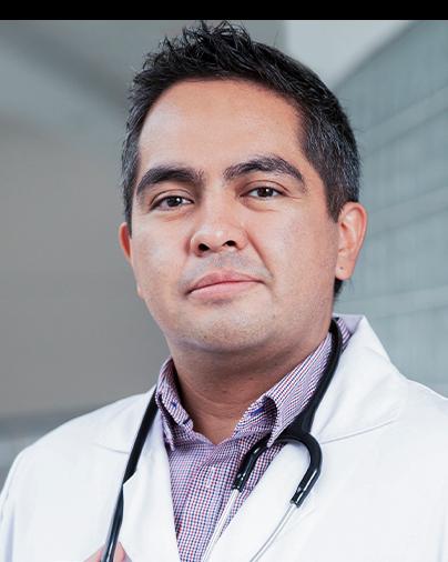 Es la foto de perfil de un nefrólogo en Huixquilucan de Hospital Angeles Lomas. Usa una bata blanca, tiene una camisa morada claro, usa un estetoscopio en los hombros.