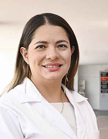 Es la foto de perfil de una pediatra en León de Hospital Angeles León. Utiliza una bata blanca con una blusa blanca, tiene un collar aretes dorados.